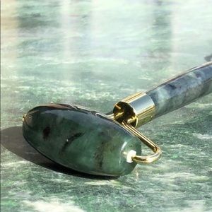 Jade roller